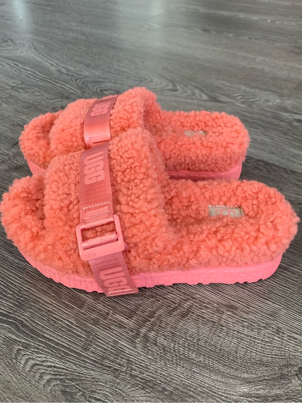 UGG FLUFFITA slide slippers Sandals - Cozy Shearling Comfort